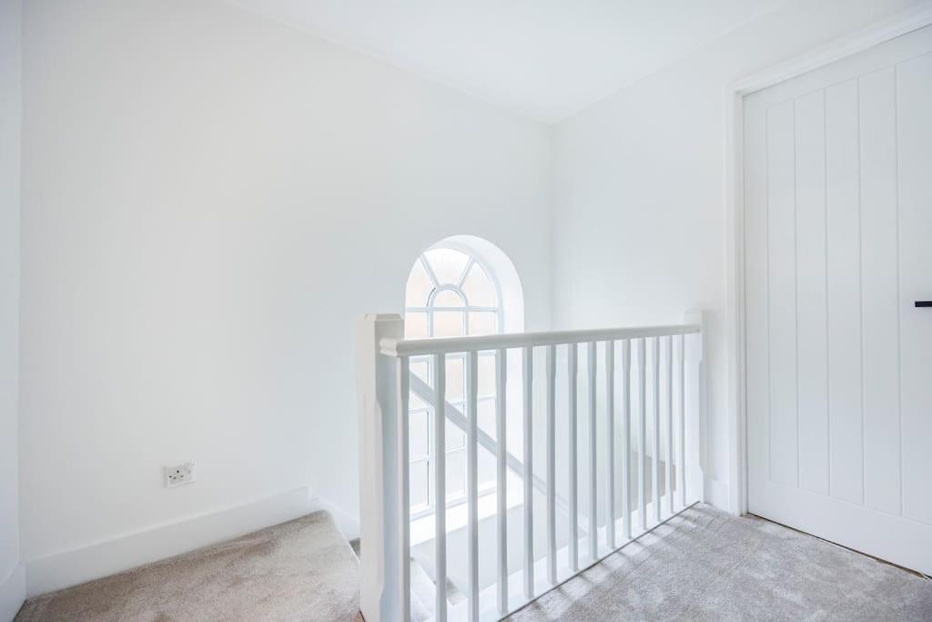 Stylish 3-bed East Contractors Parking Sleeps 5 Near Excel Case de vacanță *
