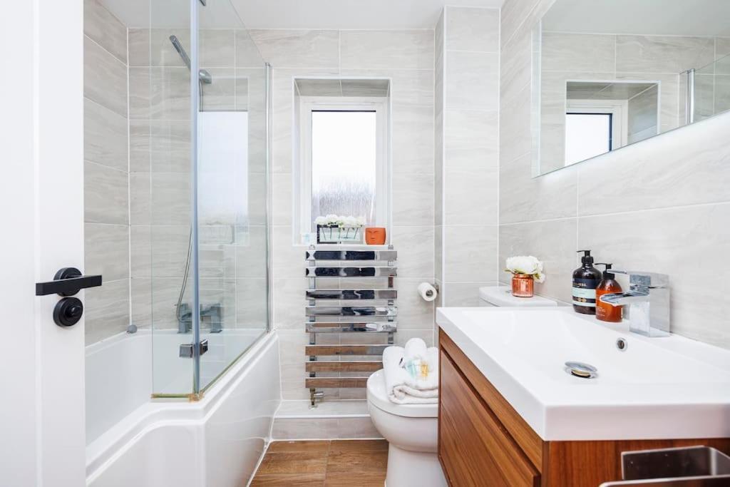 Case de vacanță Stylish 3-bed East Contractors Parking Sleeps 5 Near Excel *