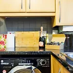 Stylish 3-Bed East London Home Contractors Parking Sleeps 5 Near Excel London