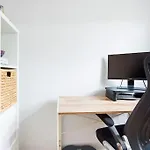 Stylish 3-Bed East London Home Contractors Parking Sleeps 5 Near Excel London