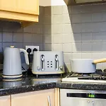 Stylish 3-Bed East London Home Contractors Parking Sleeps 5 Near Excel London