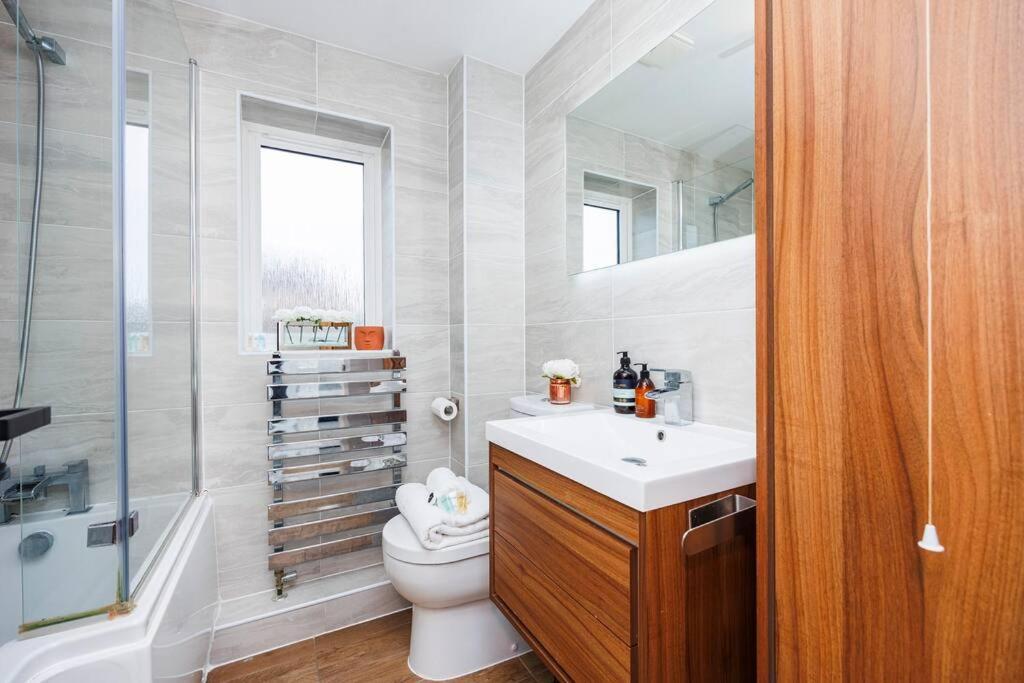 Stylish 3-bed East Contractors Parking Sleeps 5 Near Excel * Londra
