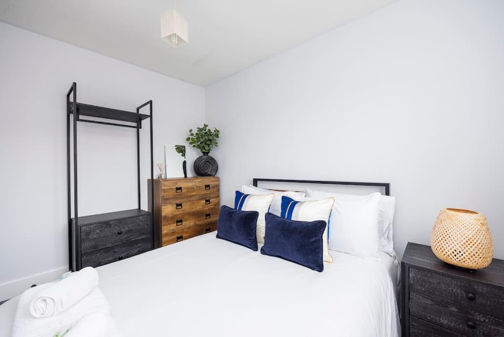Stylish 3-bed East Contractors Parking Sleeps 5 Near Excel Londra
