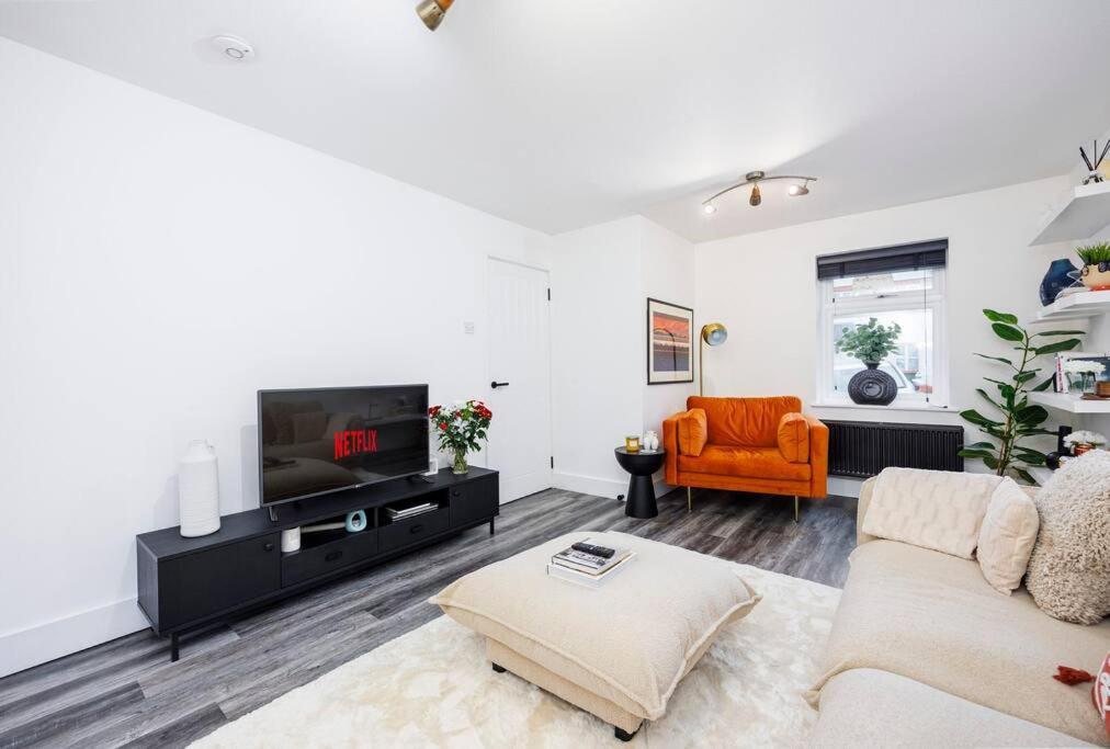 Stylish 3-bed East Contractors Parking Sleeps 5 Near Excel Londra