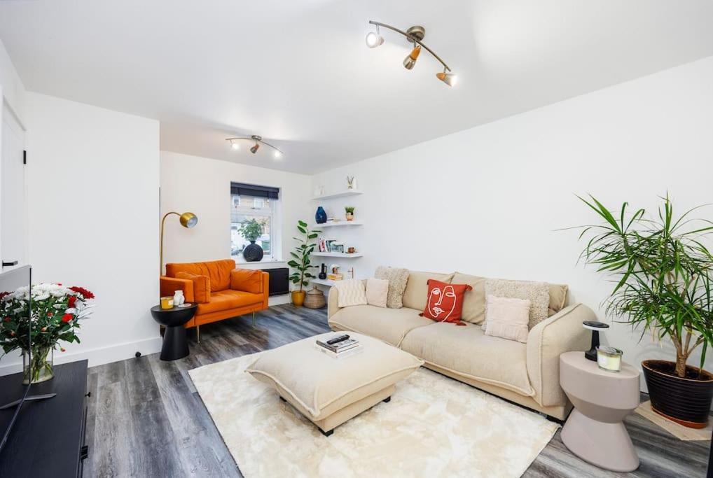 Stylish 3-bed East Contractors Parking Sleeps 5 Near Excel Londra