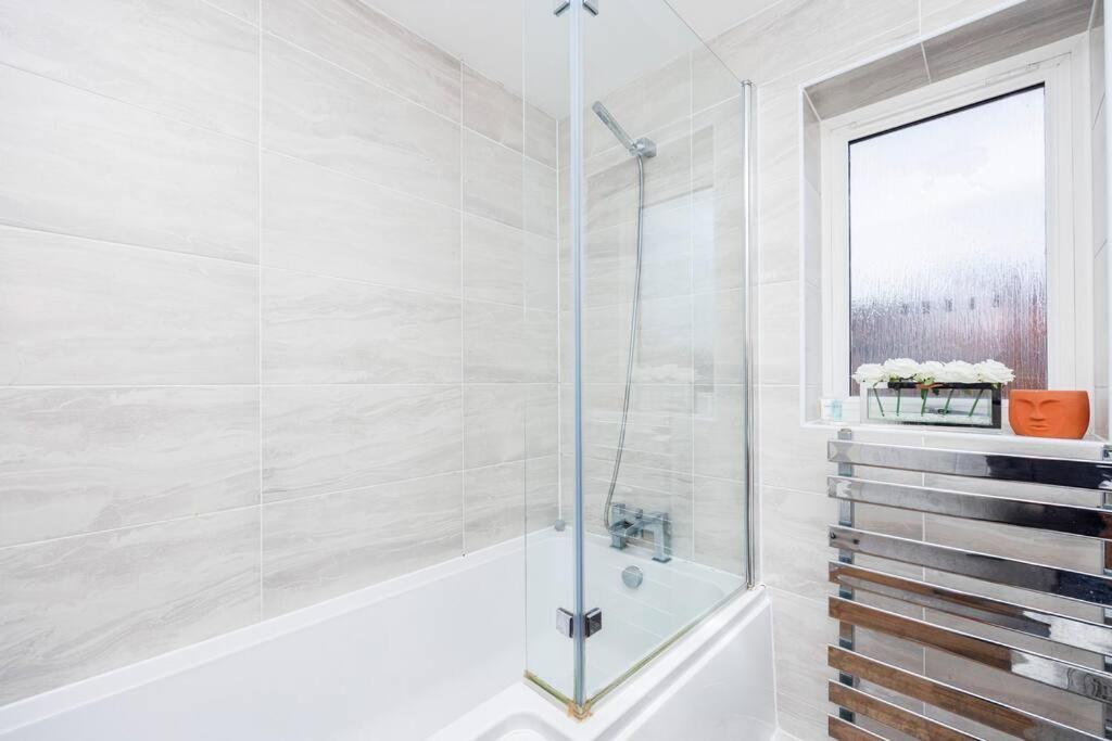 Stylish 3-bed East Contractors Parking Sleeps 5 Near Excel Casa vacanze Londra