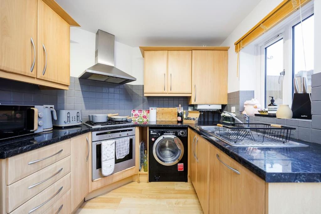 Stylish 3-bed East Contractors Parking Sleeps 5 Near Excel Londra